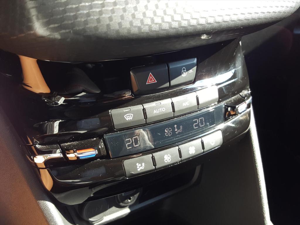 Peugeot 208 gtline 1.2-110pk automaat (eat6) trekhaak | apple carplay & and