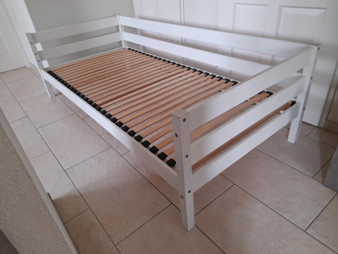 1 Persoons bed 90 x 200 (in goede staat )