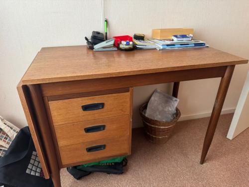 Leuk bureautje met bijpassend bovenkastje