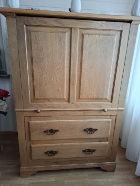 Eikenhouten T.V kast te koop.