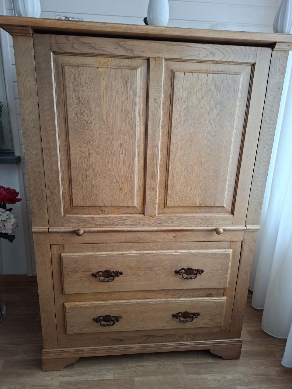 Eikenhouten T.V kast te koop.