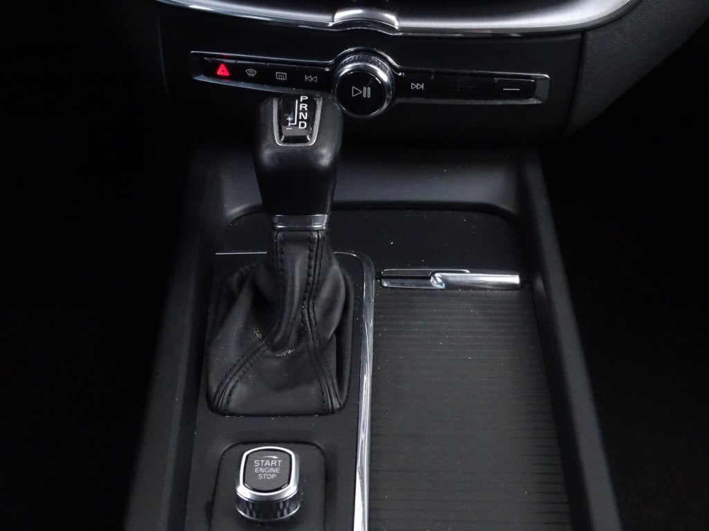 Volvo XC60 2.0 d4 momentum pro | adapt. led | apple carplay/android auto