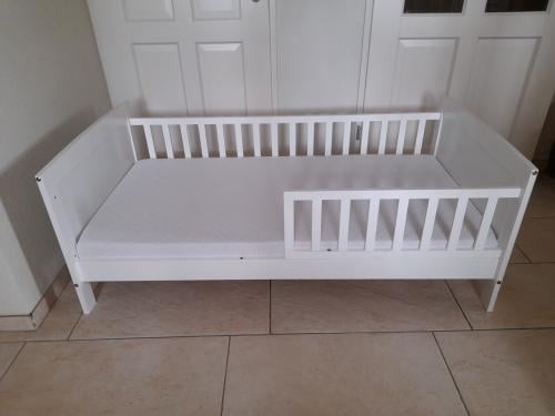 Peuterbed + matras (in goede nette staat)