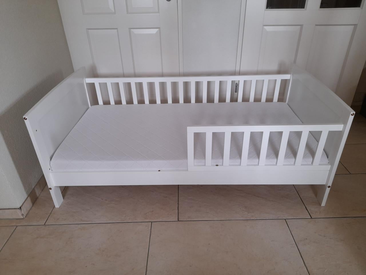 Peuterbed + matras (in goede nette staat)