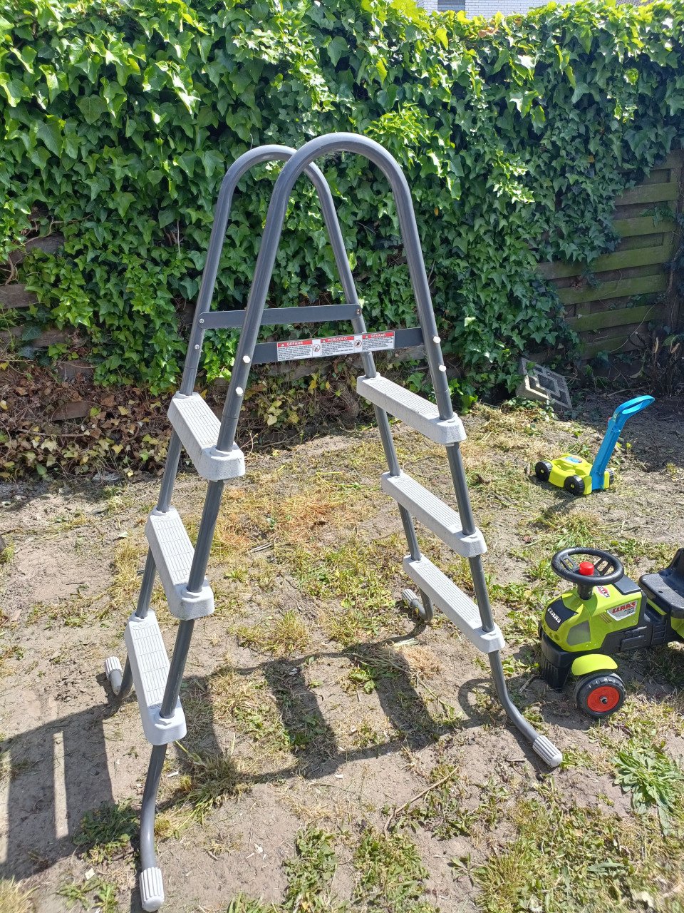 Zwembad met trap en pomp