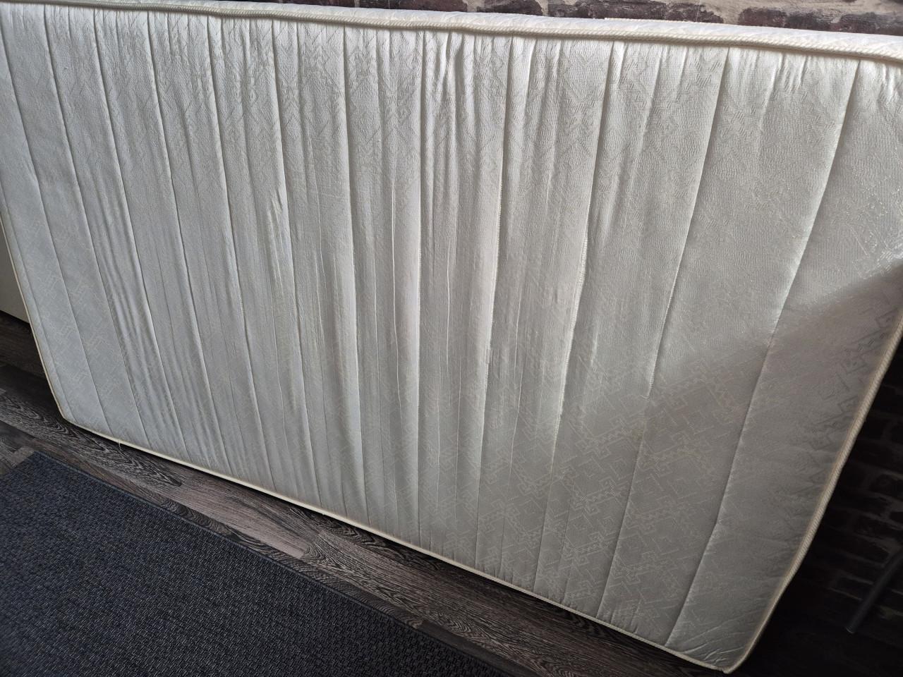 Compleet 2 persoons bed 120x200cm twijfelaar grijs.