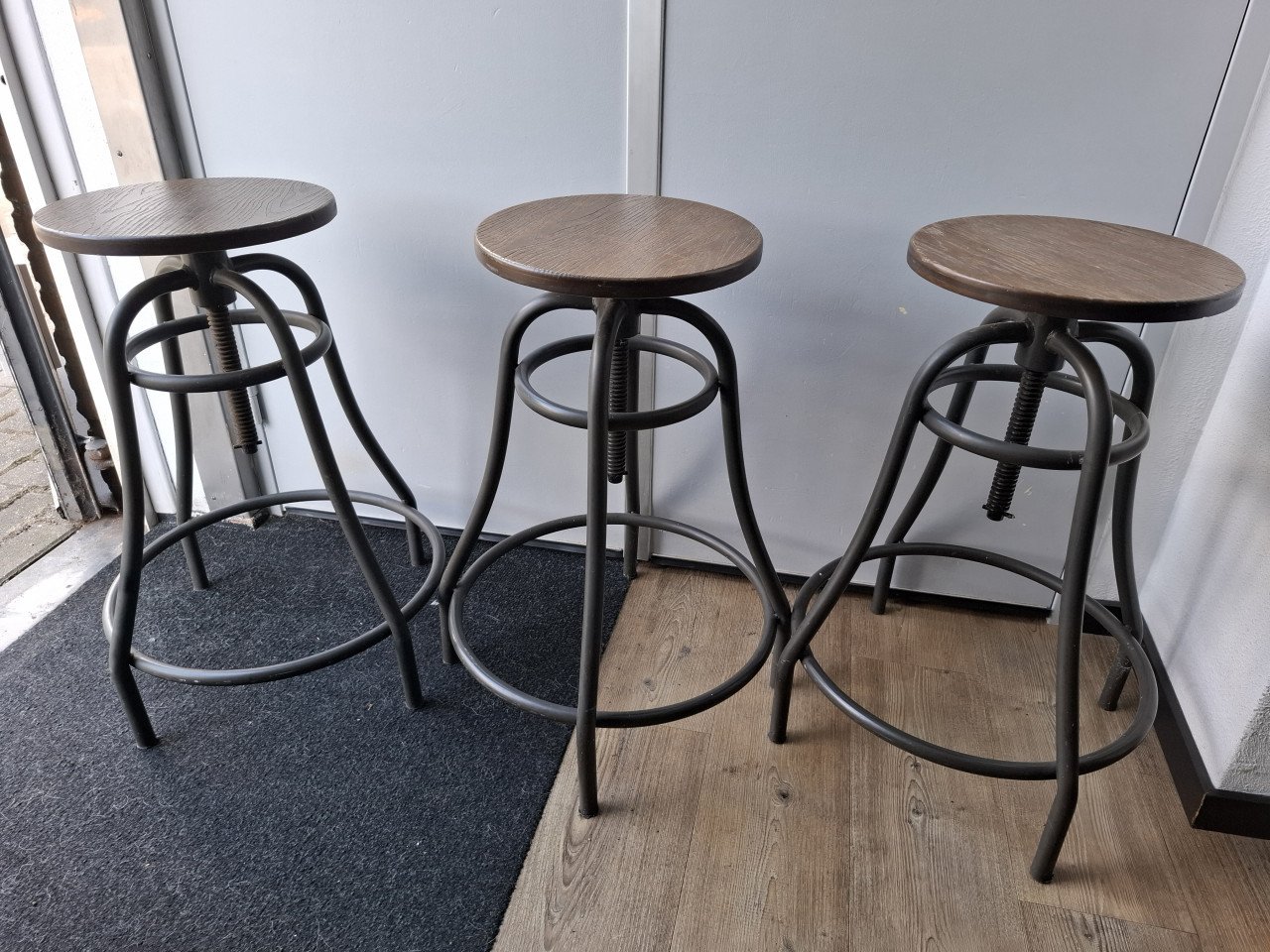 Drie industriële krukken