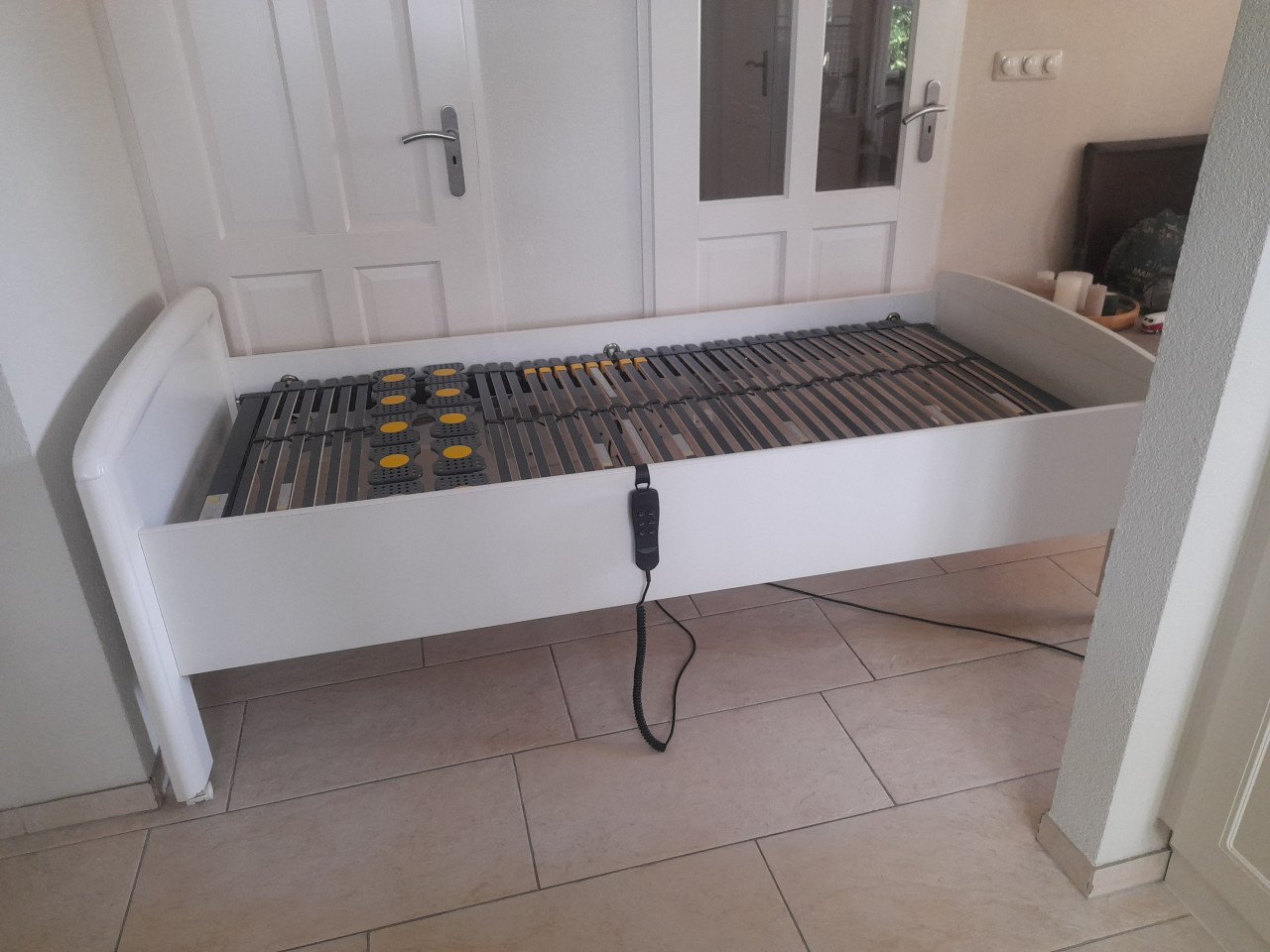 Elektrisch verstelbaar 1 persoons bed 90 X 200 (in goede nette staat )