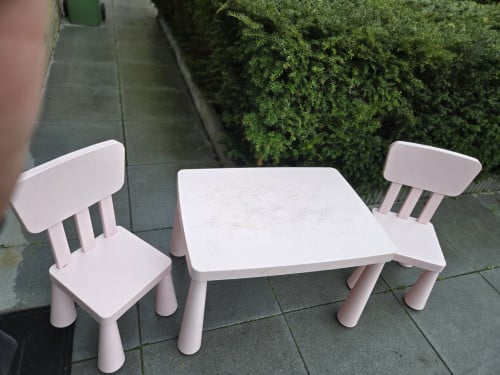 Tafel en 2 stoeltjes Mammut serie Ikea in roze Tafel 77x55 cm