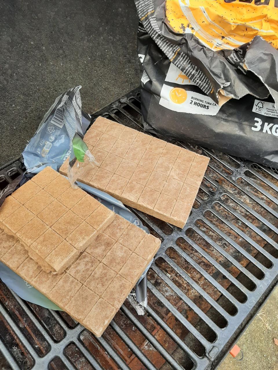 Goed werkende james town bbq, met rook gedeelte met diverse ass,