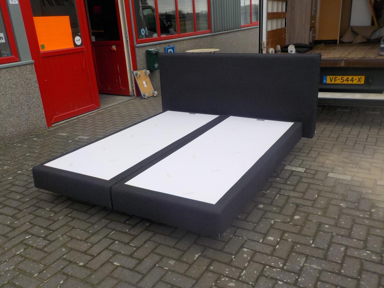 In vrijwel nieuw staat 2 AUPING boxspring 90 x 210 cm met hoofdboord