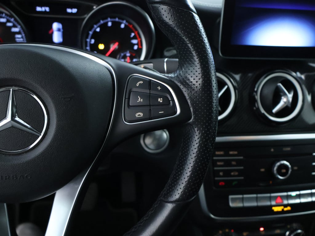 Mercedes-Benz Gla-klasse 180 business solution amg line | panoramadak | cru