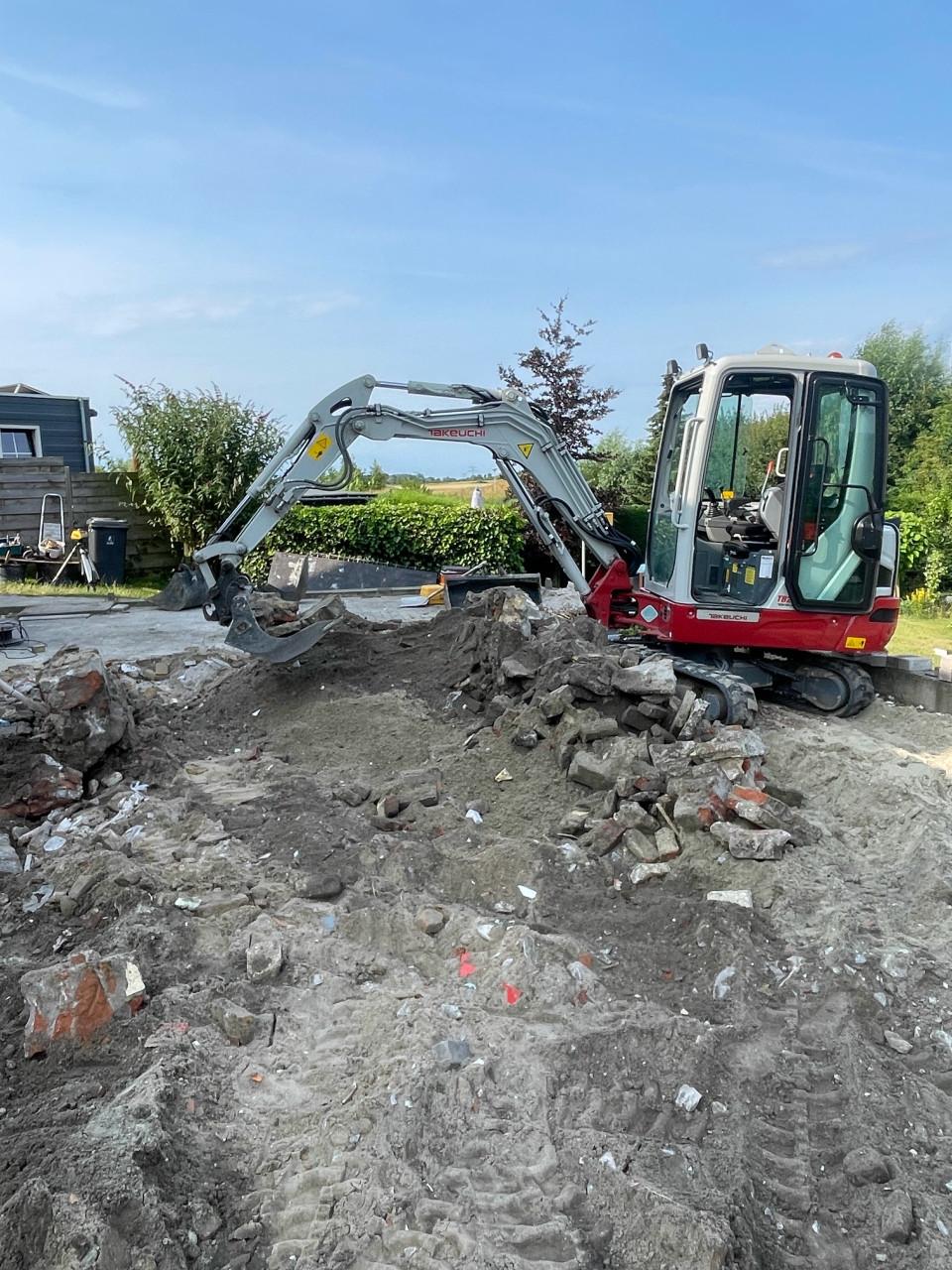 Minikraan mee machinist voor diverse werkzaamheden in u tuin