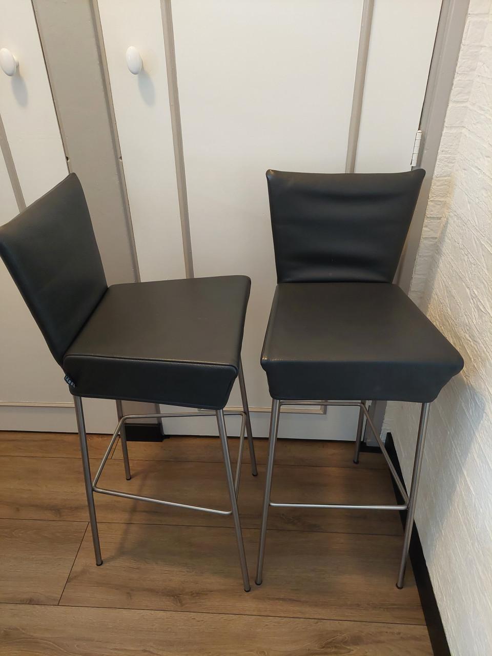 Te koop 2 mooie leren barkrukken