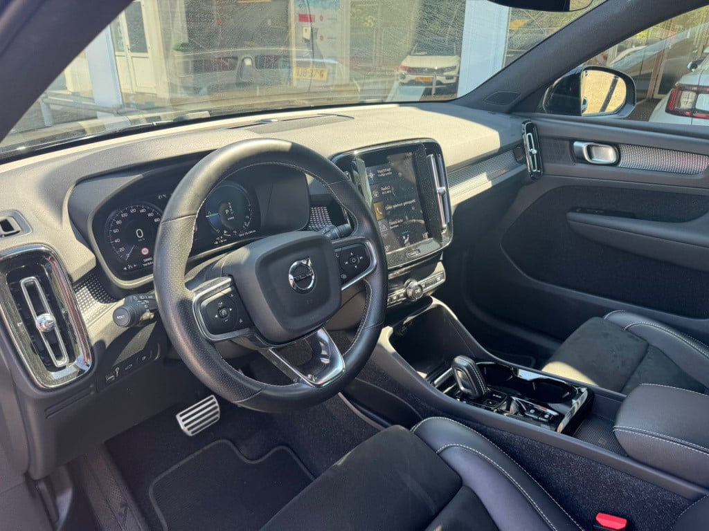 Volvo XC40 1.5 t4 recharge r-design black edition