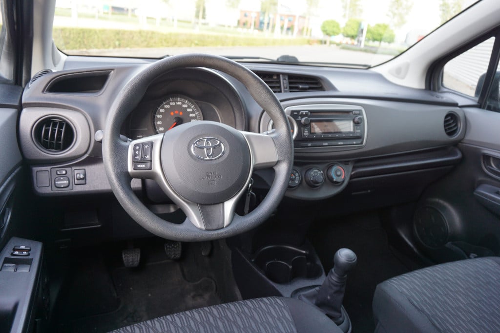 Toyota Yaris 1.0 vvt-i now airco / elektr. ramen / nap