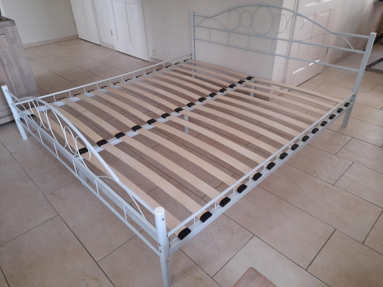 2 persoons bed 180 x 200 (in goede staat)