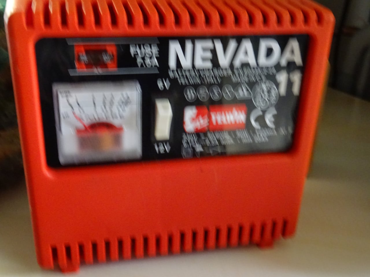 Nog bijna niet gebruikte battery charger 6 en 12 volt lader zie foto s