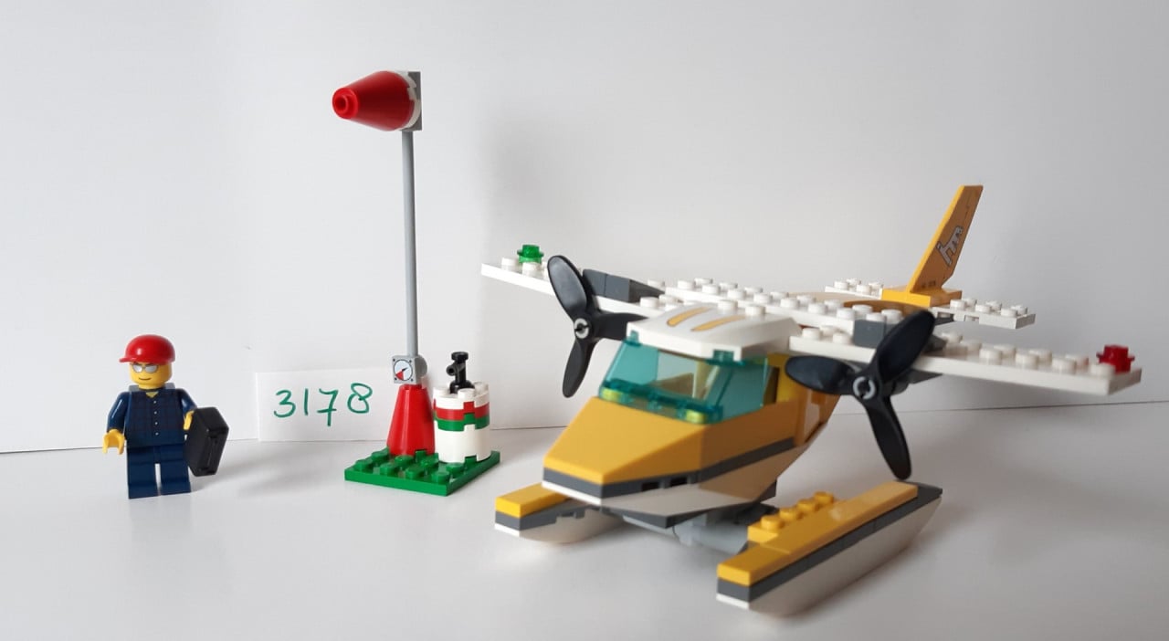 Lego City 3178: watervliegtuig met minifiguur.