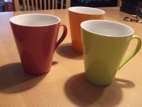 Te koop set gekleurde mokken.(nieuw).