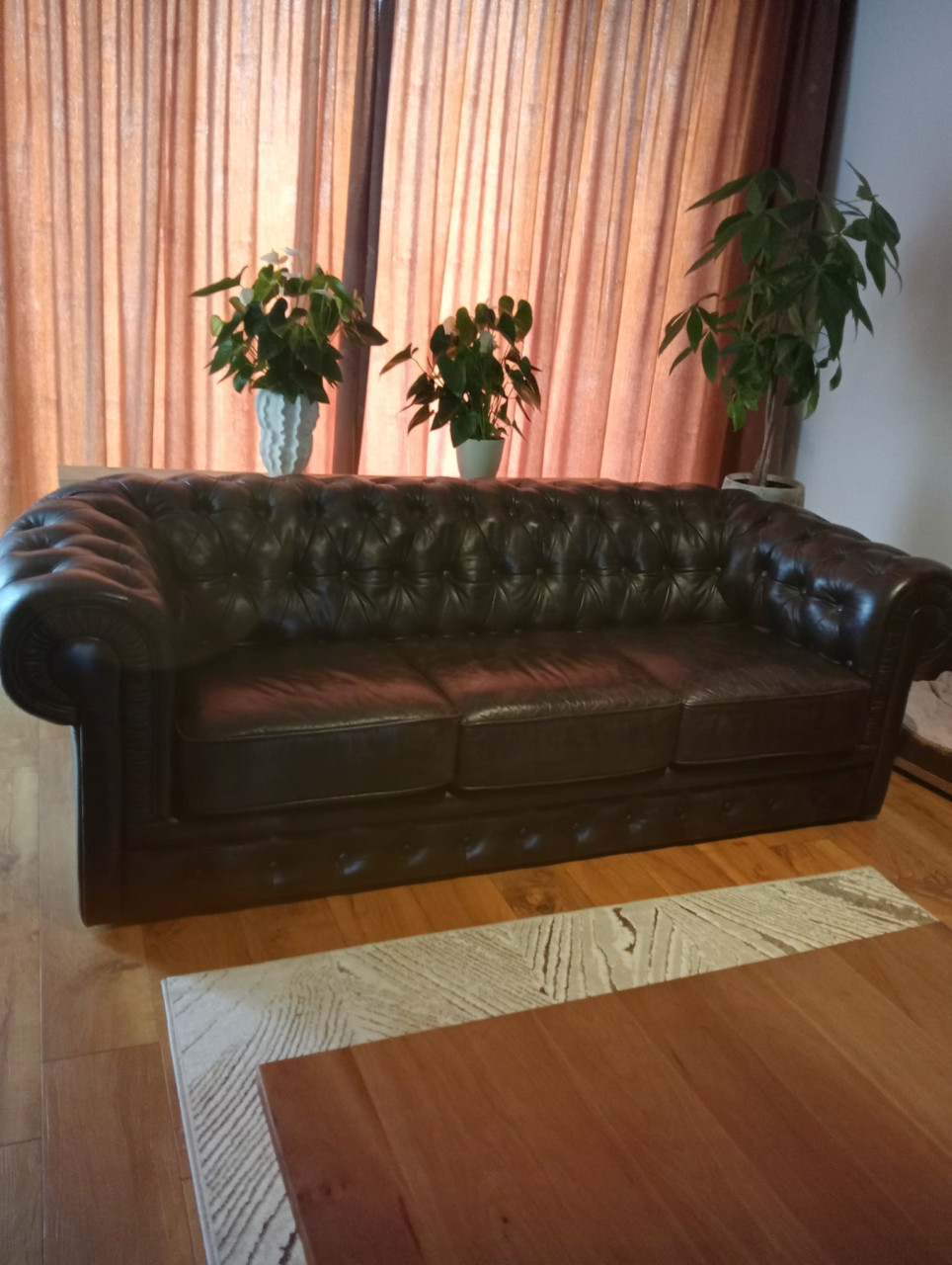 Originele Chesterfield bank en eethoek stoelen