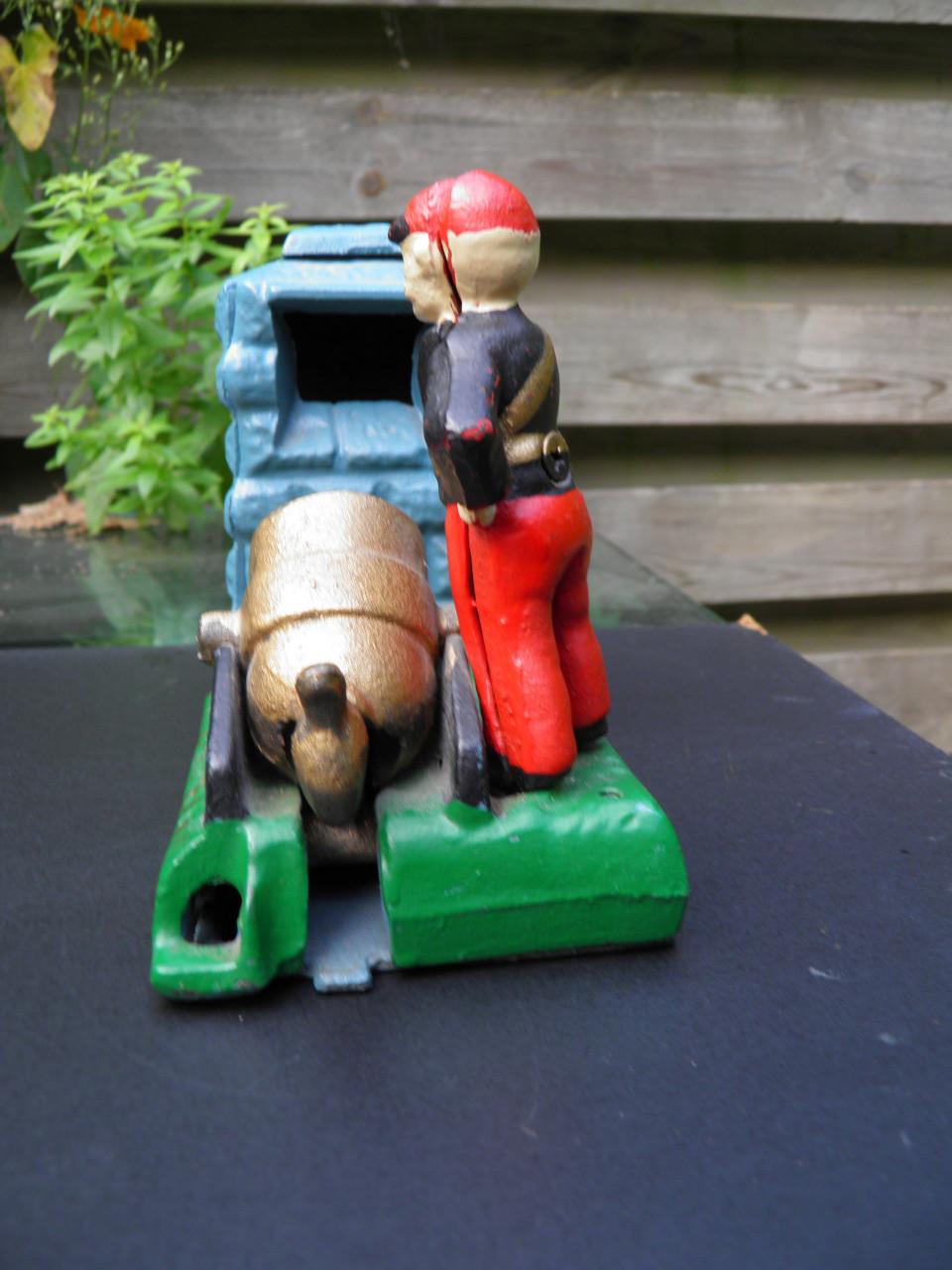 Antieke gietijzeren Artillery Bank spaarpot