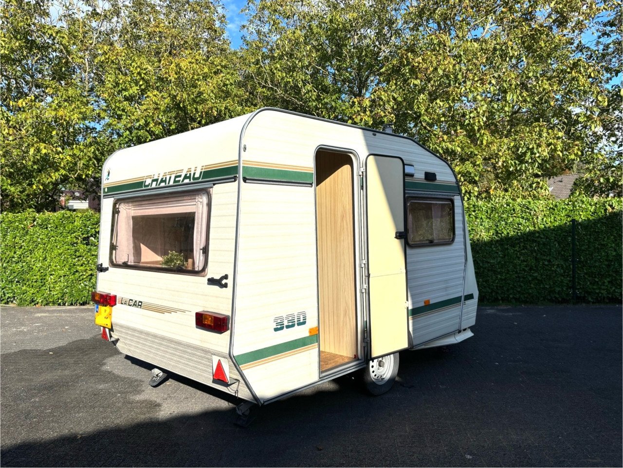 Zeer mooie kleine caravan Chateau LaCar 3.30 met voortent en fietsenrek