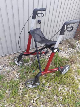 Rollator mooie hippe rode met zitje..!..Opklapbaar.. & ROLSTOEL