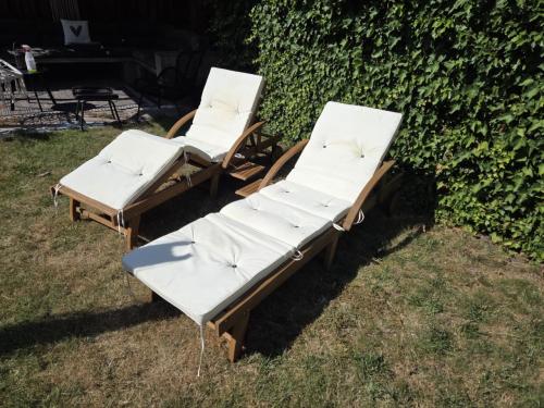 2x Luxe Acaciahouten ligbedden. Verstelbaar, met Wielen & Kussens