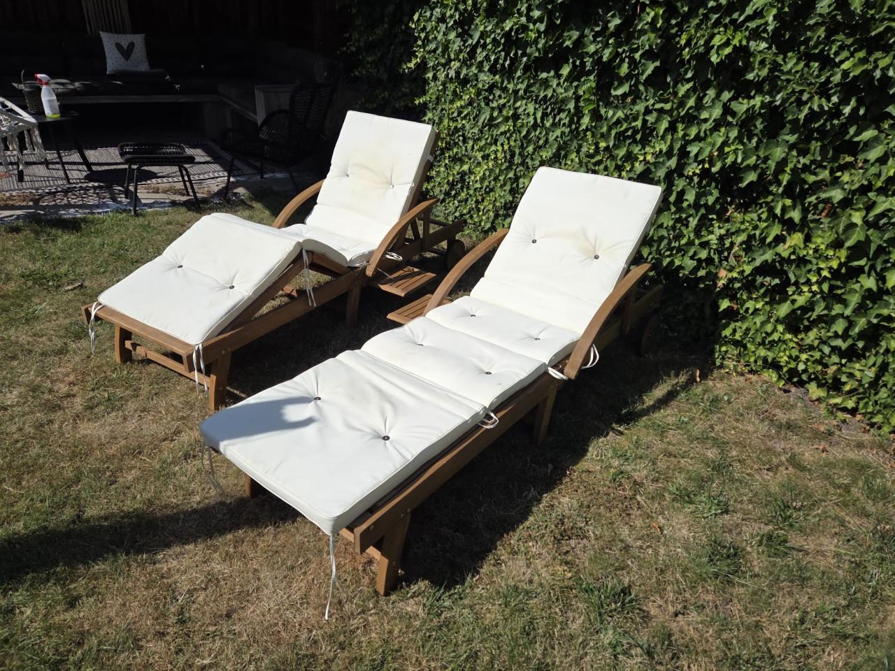 2x Luxe Acaciahouten ligbedden. Verstelbaar, met Wielen & Kussens
