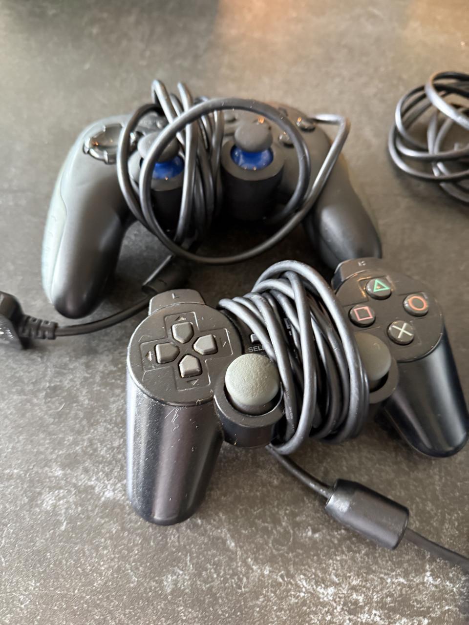 Playstation 2 met 11 games, 2 controllers en kabels