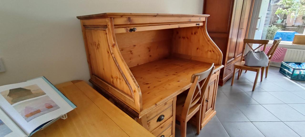 Warm-gelakte grenenhouten secretaire