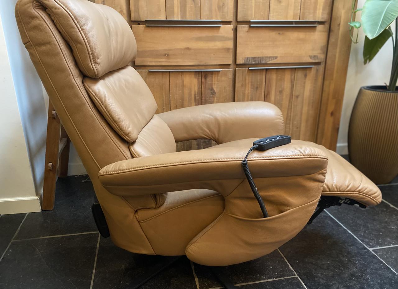 Mooie Meubelzorg sta op en relax fauteuil, met accu, 3 jaar oud