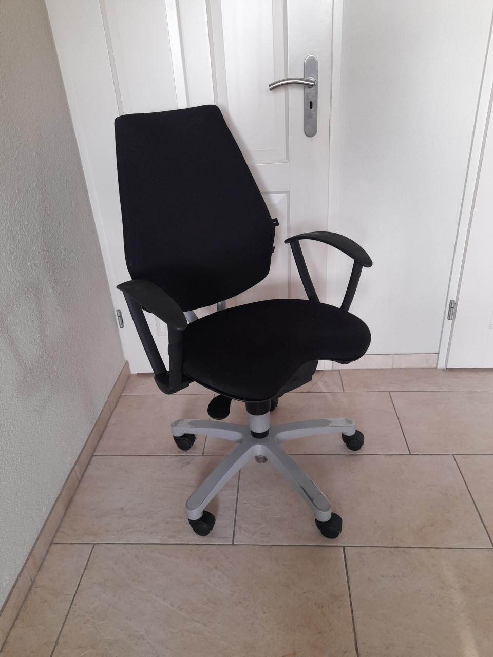 Verstelbare Bureaustoel  (in goede staat )  Er is van alles te verstellen