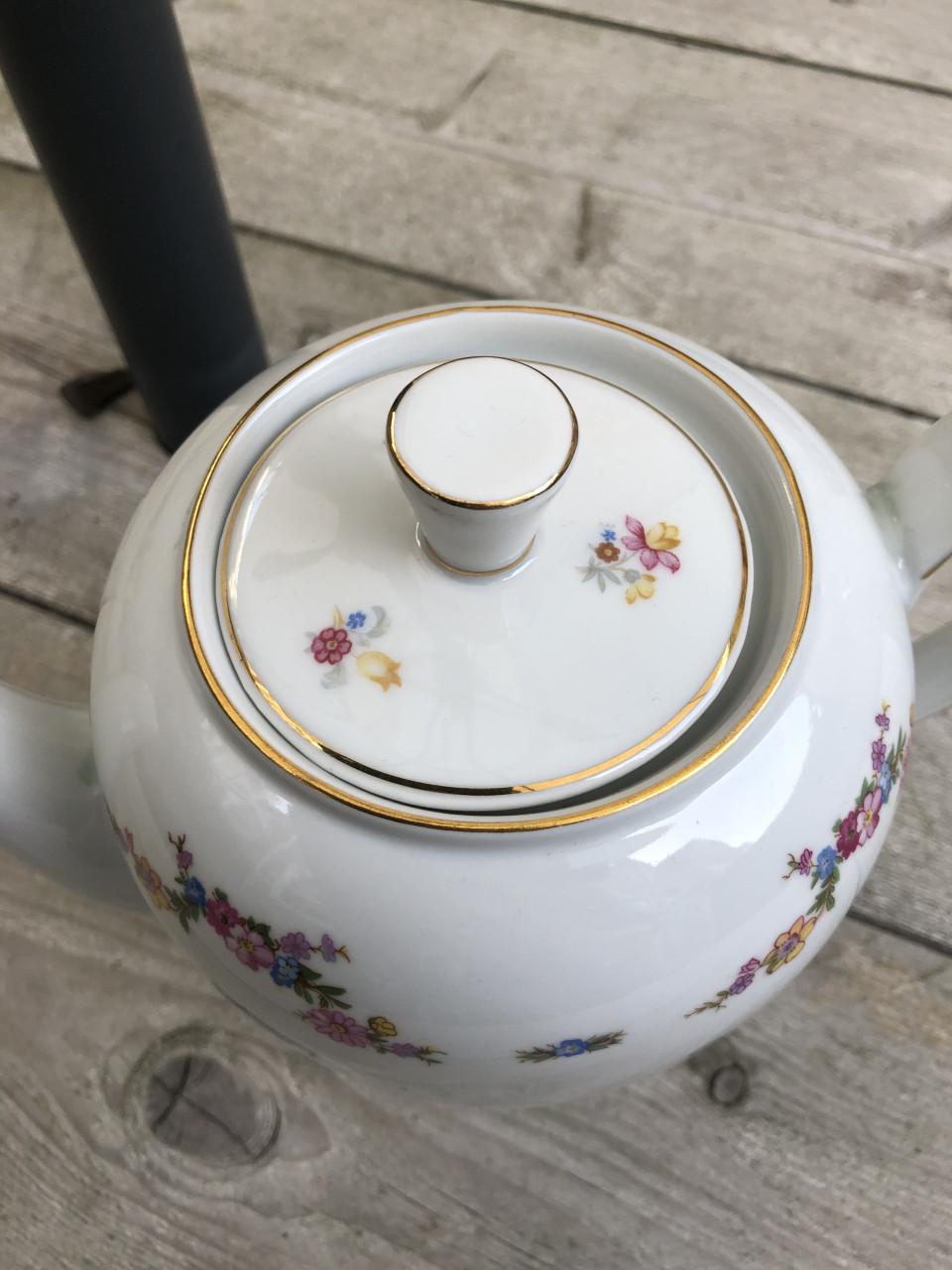 Mooie brocante theepot met bloemmotief en gouden details