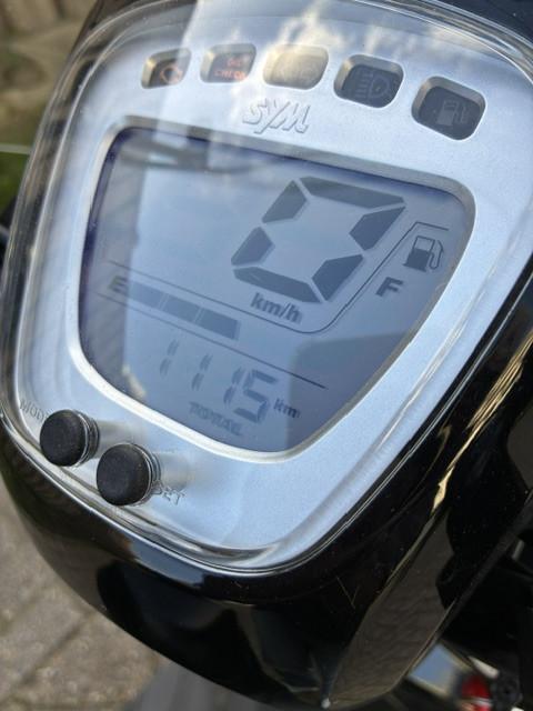 PRACHTIGE SYM MIO 50i EURO5 SNOR SCOOTER BOUWJAAR 2022 ALS NIEUW !