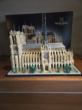 Lego architectuur Notre-Dame de Paris (21061) compleet