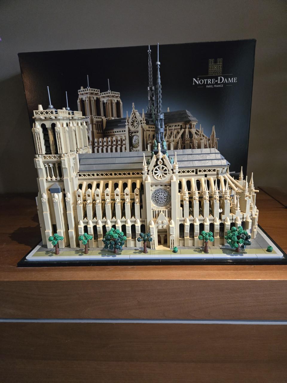 Lego architectuur Notre-Dame de Paris (21061) compleet