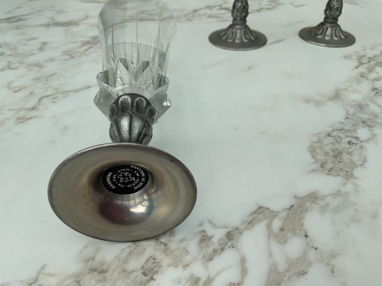 Oude glazen met tinnen voet