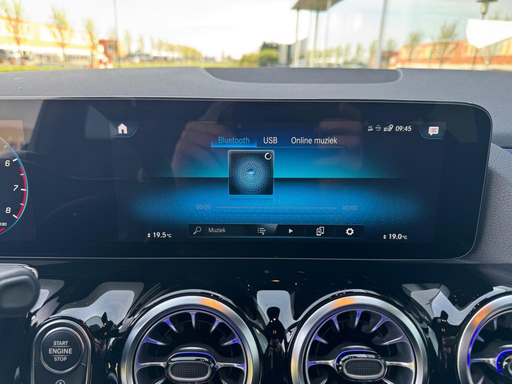 Mercedes-Benz Gla-klasse 200 amg line automaat , wegklapbare trekhaak , ach