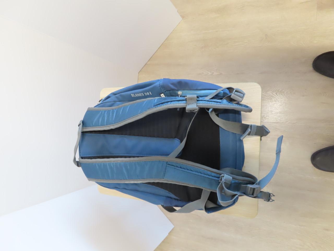 Rugzak Blanes 20 liter €.25,00 Kleur: Blauw afmetingen: 25 x 16 x 46 cm