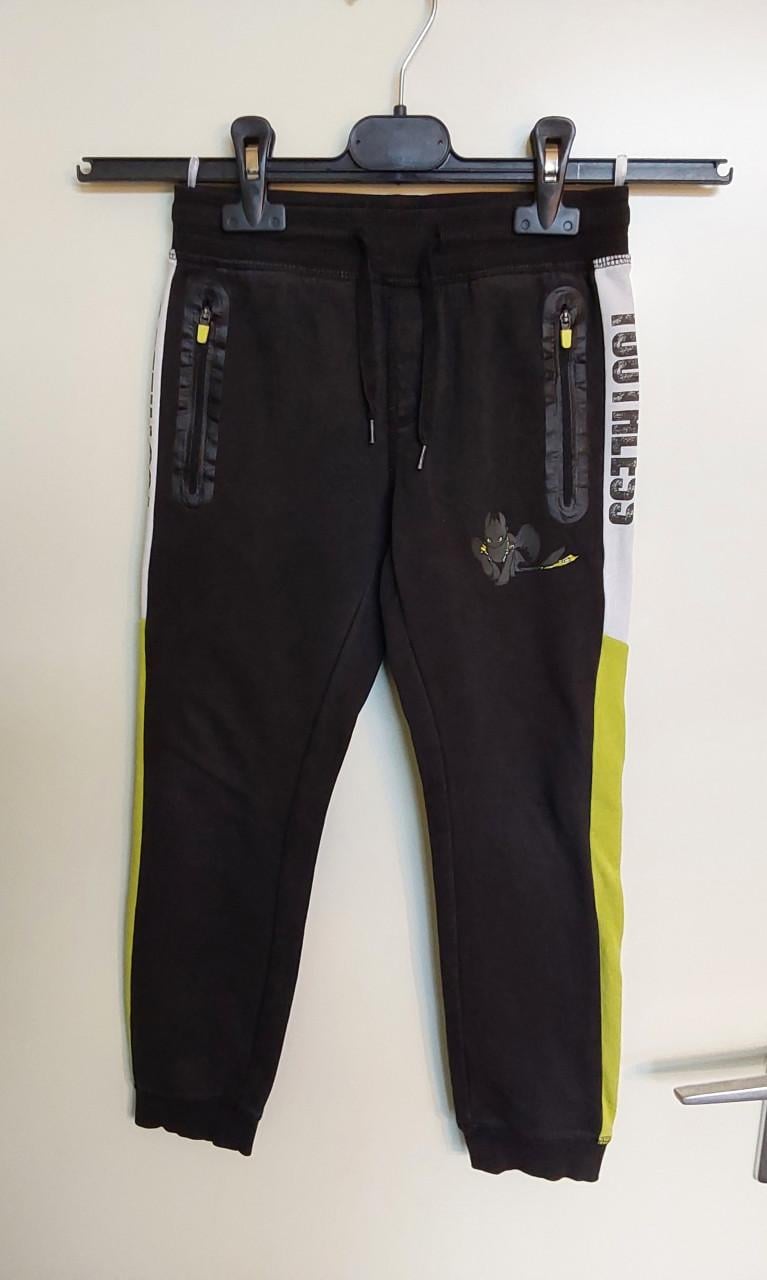 Huispak met de draak toothless erop van het merk C&A in maat 122