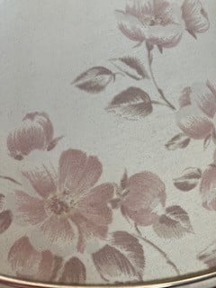TAFEL SCHEMERLAMP MET KOPEREN VOET EN STOFFEN BLOEMMOTIEF KAP