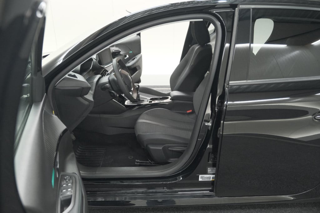 Peugeot 208 puretech 100 allure pack | camera | apple carplay | stoelverwar