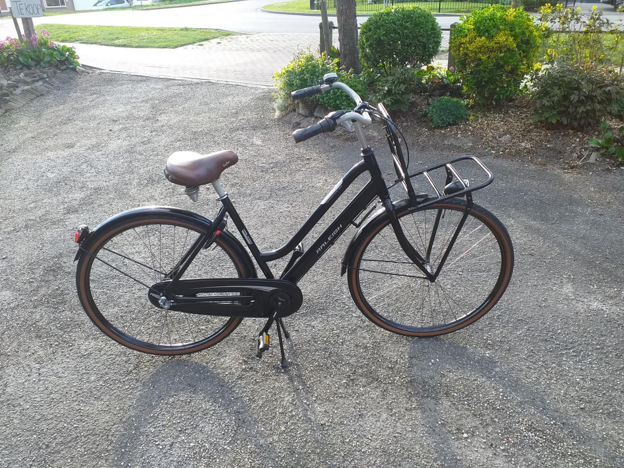 """"RALEIGH OMA TRANSPORTFIETS ZO GOED ALS NIEUW""