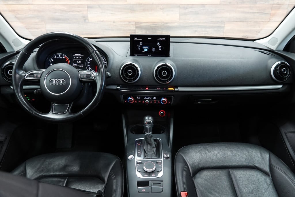 Audi A3 limousine 1.8 tfsi | panorama | leder | camera | pdc |