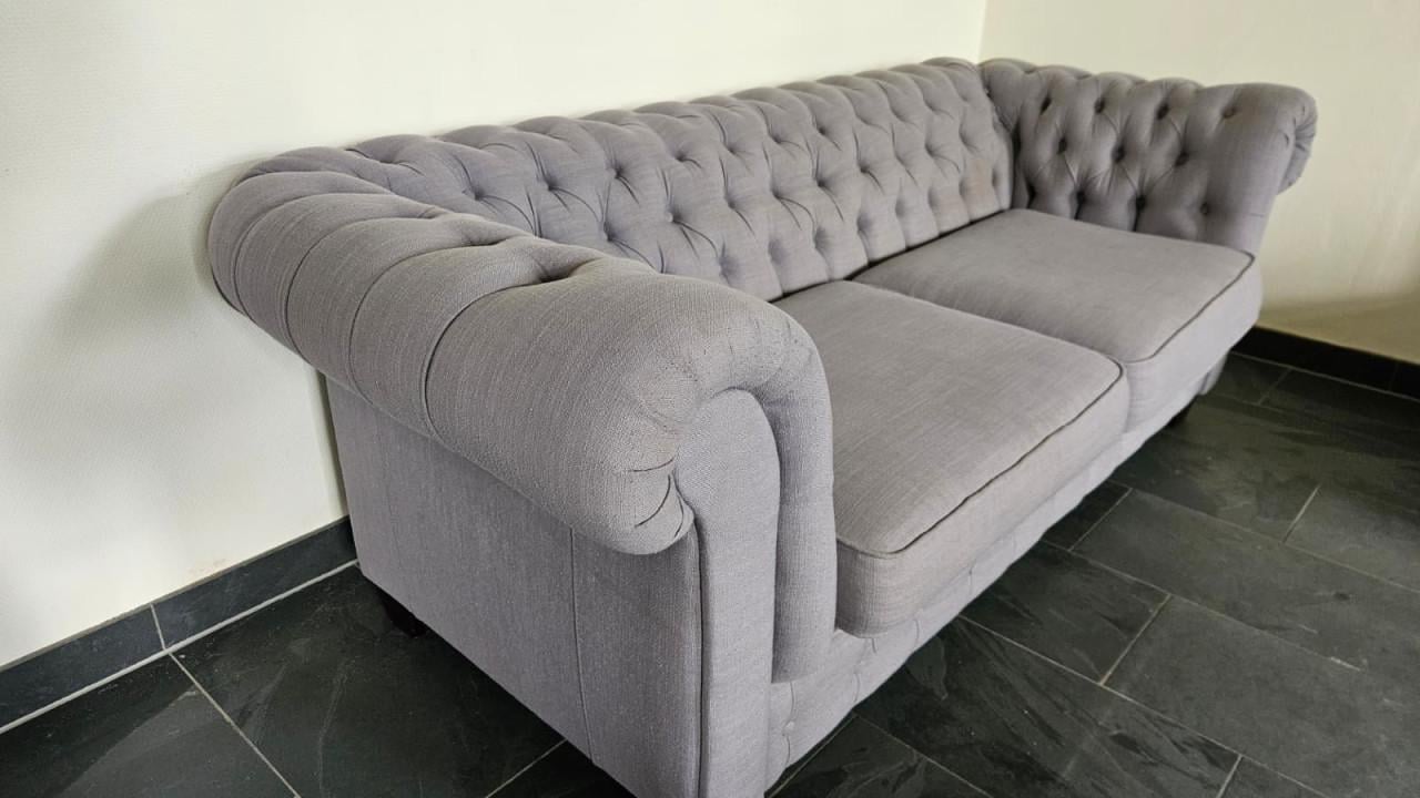 Stijlvolle Grijze Chesterfield Tweezitsbank