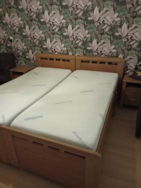 Mooi degelijk tweepersoons bed met elektrische  rugsteun en twee nachtkastj