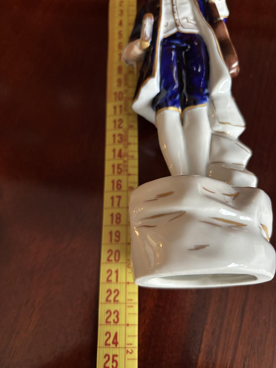 EEN ROYAL-DUC ROCOCO BEELDJE ,” DE VIOLIST”.