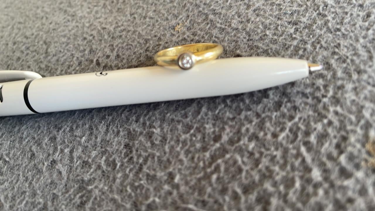 Gouden ring met diamantje